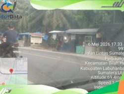 Berjualan Di Badan Jalan Lintas Sumatera Aek Nabara Disinyalir Berisiko Tinggi Bagi Pedagang Dan Pengguna Jalan