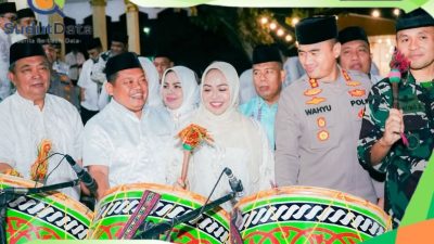 Cahaya Obor Menyala, Ribuan Warga Padati Ruas Jalan Saksikan Pawai 