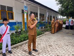 Jadi Pembina Upacara Di SDN 03 Bilah Barat, Kadisdik Sampaikan 7+1 Kebiasaan Anak Indonesia Hebat