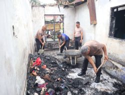 Aksi Kemanusiaan Polres Labuhanbatu Bersihkan Lokasi Pasca Kebakaran Di Padang Bulan