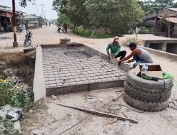 Panitia Swadaya Laksanakan Perbaikan Jembatan Rusak Di Jalan Putat Raya