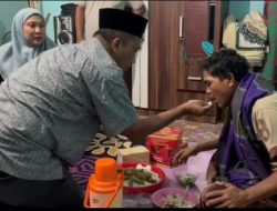 Anggota DPRD H. Mulatua Pasaribu Jenguk Kepling Yang Sedang Sakit Dan Berikan Upah-Upah