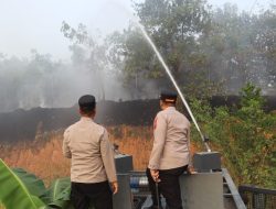 Polres Labuhanbatu Gerak Cepat Padamkan Kebakaran Lahan di Sekitar Perumahan Puncak Panatapan