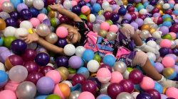 Di Rantauprapat Odong-Odong dan Mandi Bola Jadi Pilihan Bermain Anak Malam Hari